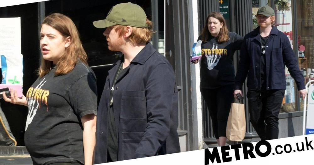Ron Weasley - Rupert Grint’s pregnant girlfriend Georgia Groome shows off baby bump during coronavirus lockdown walk - metro.co.uk - Georgia