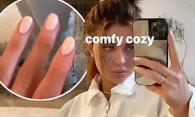 Kylie Jenner - Kylie Jenner ditches elaborate manicures and says she might KEEP her natural nails after lockdown - dailymail.co.uk
