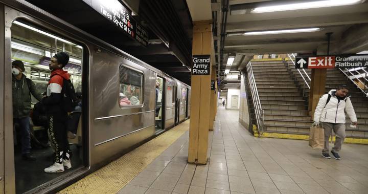 Coronavirus: New York’s subways prove social distancing not always easy - globalnews.ca - New York