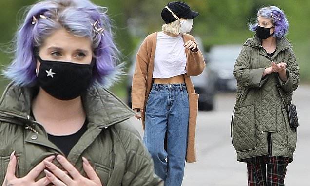 Ozzy Osbourne - Kelly Osbourne - Aree Gearhart - Kelly Osbourne covers up in face mask while out for a walk with brother's girlfriend Aree Gearhart - dailymail.co.uk - Britain - Los Angeles - city Studio