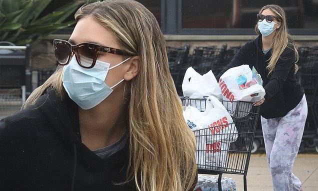 Robin Thicke - April Love Geary at the grocery store AGAIN despite orders to stay in amid coronavirus pandemic - dailymail.co.uk - Los Angeles - state California - city Malibu, state California