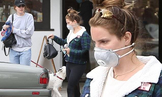 Lana Del Rey - Lana Del Rey dons plaid coat with face mask as she steps out with her sister Caroline Grant in LA - dailymail.co.uk - Los Angeles - city Los Angeles - county Caroline - county Grant