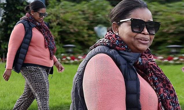 Octavia Spencer - Octavia Spencer is pretty in pink as she wraps up in a print muffler to get some fresh air - dailymail.co.uk - Los Angeles - city Los Angeles