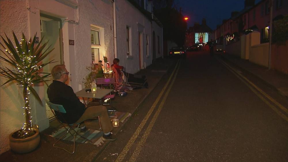 Neighbourhood watch: Cork street enjoying classic films - rte.ie - city Dublin