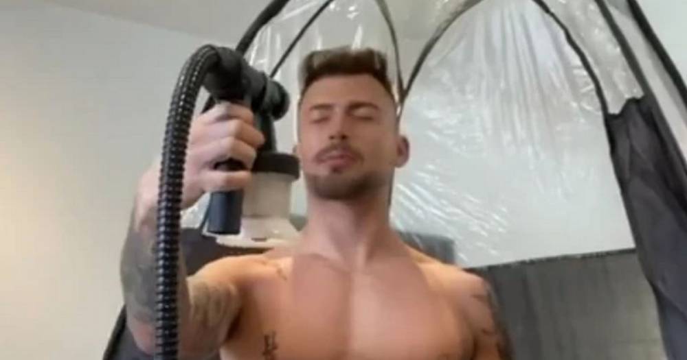 Jake Quickenden - Jake Quickenden suffers embarrassing fake tan fail and looks like a 'Wotsit' - mirror.co.uk