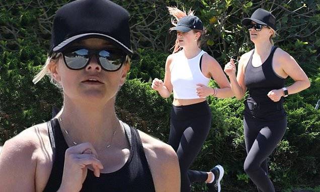 Reese Witherspoon - Reese Witherspoon goes on jog with lookalike daughter Ava Phillippe after selling $17million mansion - dailymail.co.uk - county Pacific