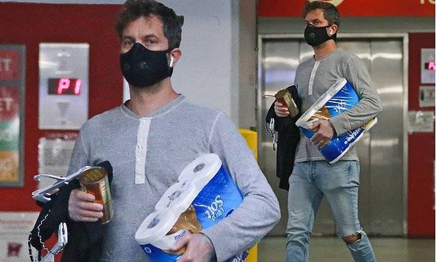 Joshua Jackson - Joshua Jackson nabs a pack of toilet paper during errand run for pregnant wife Jodie Turner-Smith - dailymail.co.uk