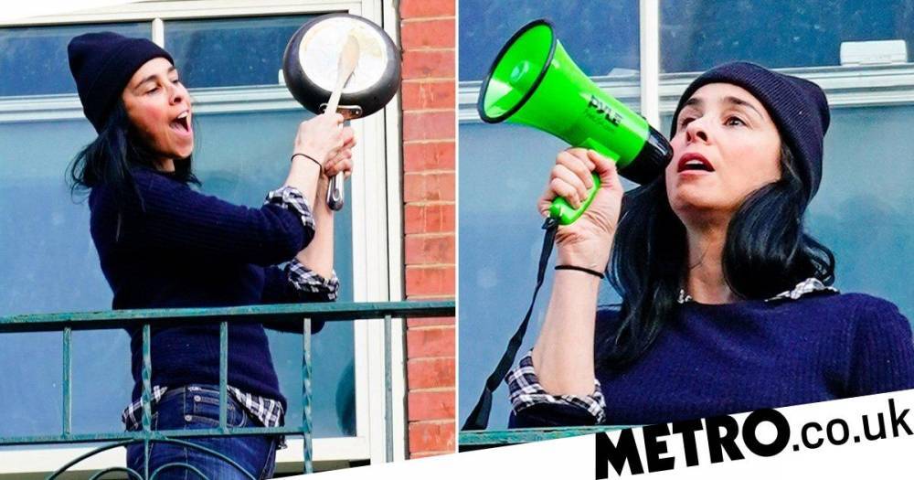 Sarah Silverman - Sarah Silverman cheers on essential workers from New York balcony as coronavirus cases surge - metro.co.uk - New York - Usa - Italy - Spain - Britain