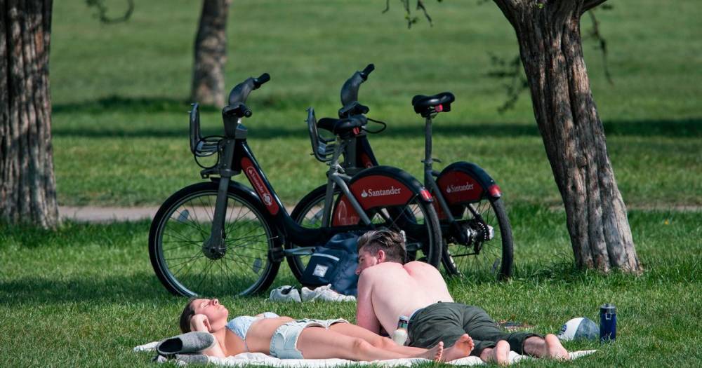 Cov-idiots flout coronavirus lockdown again with Brits snapped out sunbathing - dailystar.co.uk - county Park - county Hill - Victoria, county Park