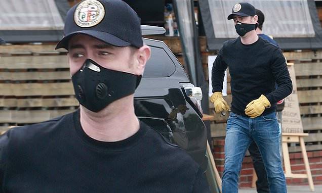 Tom Hanks - Easter Sunday - Colin Hanks - Colin Hanks picks up food in LA after Tom Hanks hosts SNL amid recovery from coronavirus - dailymail.co.uk - Los Angeles - state California - city Los Angeles - Sacramento, state California