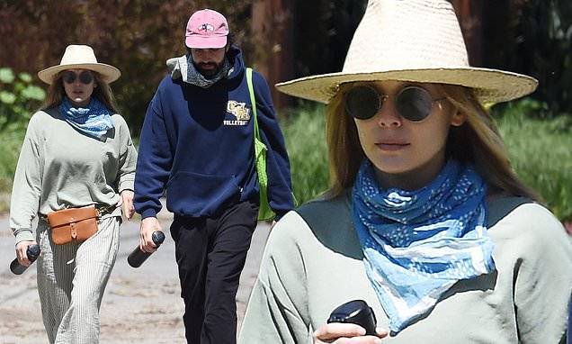Elizabeth Olsen - Robbie Arnett - Elizabeth Olsen covers up in a wide-brimmed hat as she goes for a hike in the Hollywood Hill - dailymail.co.uk - county Hill - city Hollywood, county Hill