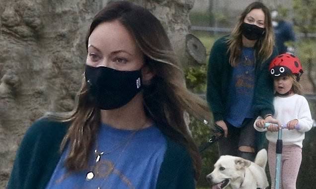 Olivia Wilde - Olivia Wilde dons face mask to walk dog in LA with daughter Daisy, 3, during coronavirus lockdown - dailymail.co.uk - New York - Los Angeles