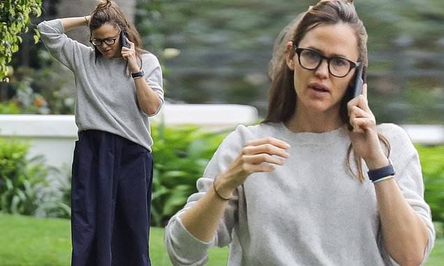 Jennifer Garner - Easter Sunday - Jennifer Garner looks casual in a navy skirt as she steps outside to take a phone call on Easter - dailymail.co.uk - Los Angeles - city Los Angeles