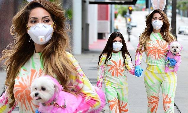 Farrah Abraham - Farrah Abraham wears bunny ears as she and daughter Sophia, 11, match outfits for masked walk - dailymail.co.uk - Los Angeles - city Los Angeles - county Hand