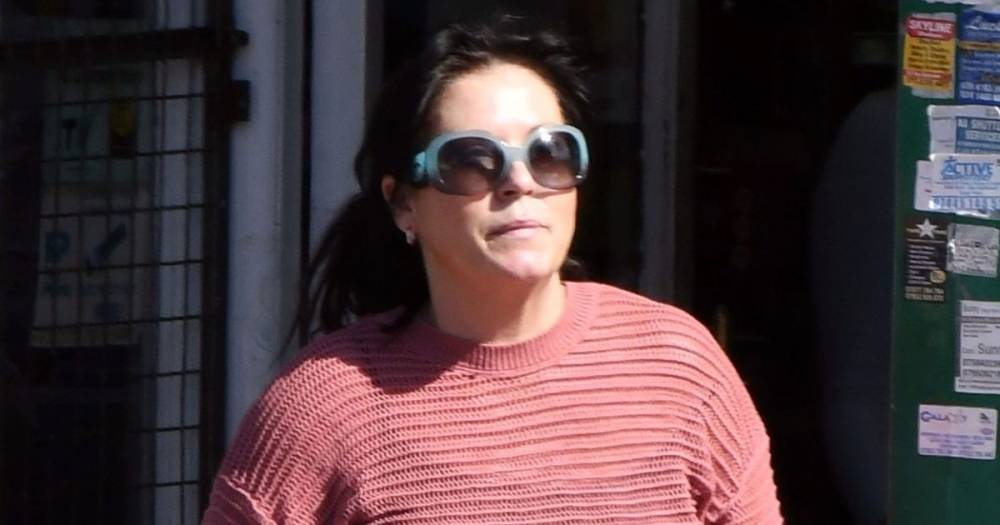 Jessie Wallace - EastEnders star Jessie Wallace steps out in miniskirt to food shop after show 'suspension' - mirror.co.uk - Britain - city London