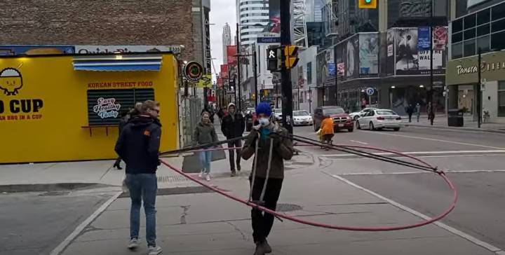Coronavirus: Man wears ‘social distancing machine’ to show Toronto sidewalks are ‘too narrow’ - globalnews.ca