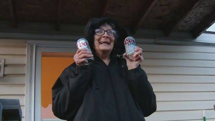 Olive Veronesi - Pennsylvania woman, 93, makes coronavirus plea for more beer amid lockdown in viral photo - fox29.com - county Seminole - state Pennsylvania