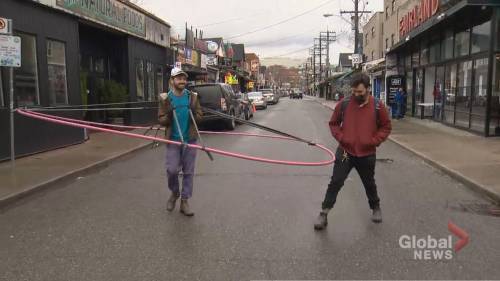 Tom Hayes - Toronto man wears ‘social distancing machine’ to show local sidewalks are too narrow - globalnews.ca