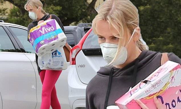 Molly Sims - Molly Sims leaves LA supermarket wearing face mask after loading up with supplies during lockdown - dailymail.co.uk