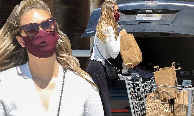 Robin Thicke - April Love Geary dons a maroon face masks and cozy outfit while grocery shopping during lockdown - dailymail.co.uk