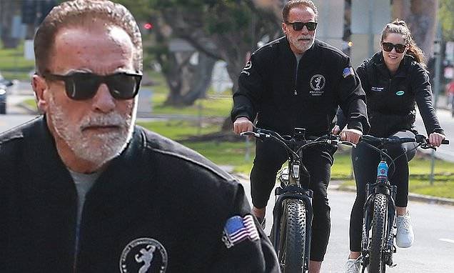 Arnold Schwarzenegger - Arnold Schwarzenegger gets some fresh air on a bike ride in Brentwood with his daughter Christina - dailymail.co.uk - county Los Angeles