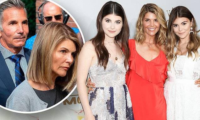 Lori Loughlin - Olivia Jade - Mossimo Giannulli - Bella Rose - Lori Loughlin is 'in constant contact' with daughters despite quarantining separately - dailymail.co.uk