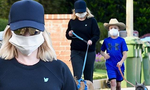 Reese Witherspoon - Little Lies - Reese Witherspoon and cowboy son Tennessee cover up in face masks while on a walk with their dogs - dailymail.co.uk - county Pacific - Los Angeles - state Tennessee - city Los Angeles