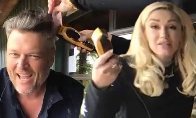 Jimmy Fallon - Gwen Stefani - Blake Shelton - Gwen Stefani gives Blake Shelton a 'quarantine haircut' that looks more faux-hawk than mullet - dailymail.co.uk - state Oklahoma - county Tishomingo