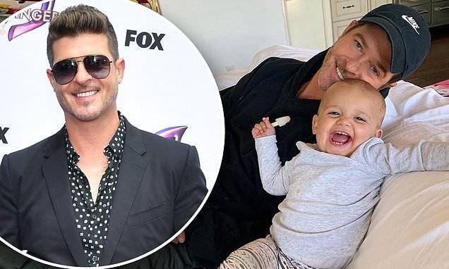Robin Thicke - Robin Thicke is all smiles with one-year-old daughter Lola in new Instagram snap - dailymail.co.uk - Los Angeles