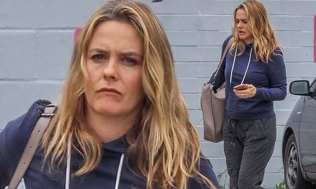 Alicia Silverstone - Cher Horowitz - Alicia Silverstone steps out in LA amid COVID-19 pandemic - dailymail.co.uk - Los Angeles - city Los Angeles