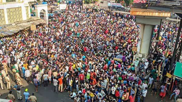 Narendra Modi - Anil Deshmukh - Thousands of migrant labourers assemble outside Mumbai station hoping to reach homes - livemint.com - city Mumbai