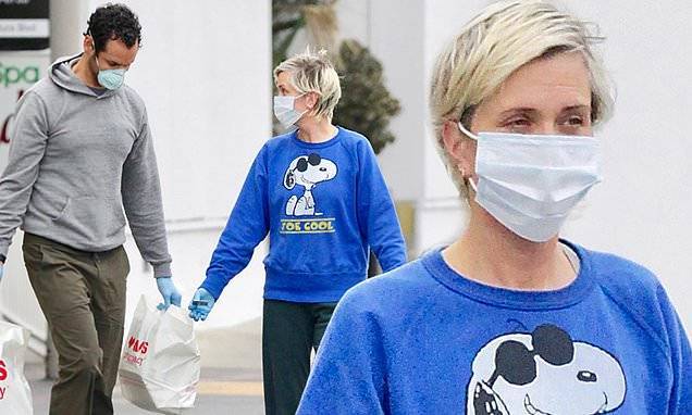 Kristen Wiig - Kristen Wiig wears a mask and gloves as she stocks up on essentials with her fiancé Avi Rothman - dailymail.co.uk - Los Angeles - city Los Angeles