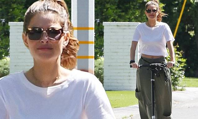 Maria Menounos - Maria Menounos steps out in a crop top and baggy pants for an electric scooter ride in Los Angeles - dailymail.co.uk - Los Angeles - city Los Angeles