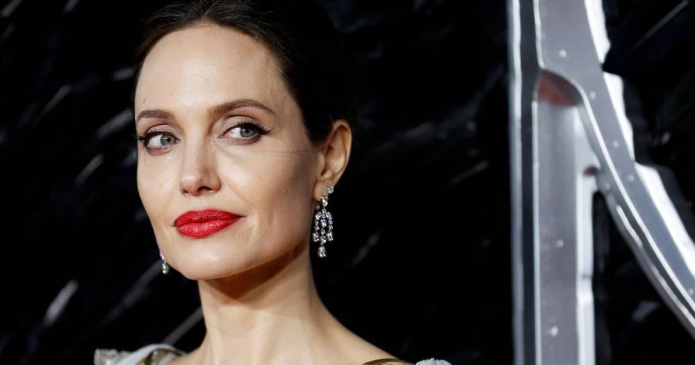 Angelina Jolie - Angelina Jolie says to 'love each other' during lockdown as divorce continues - mirror.co.uk - state California - state Indiana - county Burke - county Harris