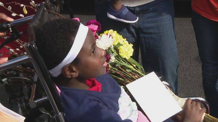 Jennifer Joyce - Girl, 8, arrives home from hospital after being struck by car getting off bus - fox29.com - state Delaware - city Springfield