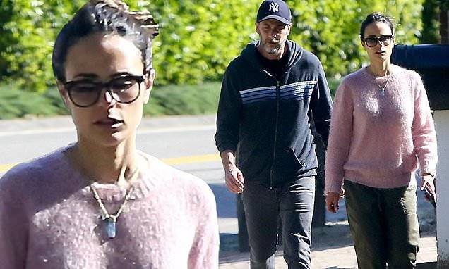 Jordana Brewster - Jordana Brewster casually stylish in pink sweater and khaki pants on stroll with husband Andrew Form - dailymail.co.uk - Los Angeles - city Los Angeles