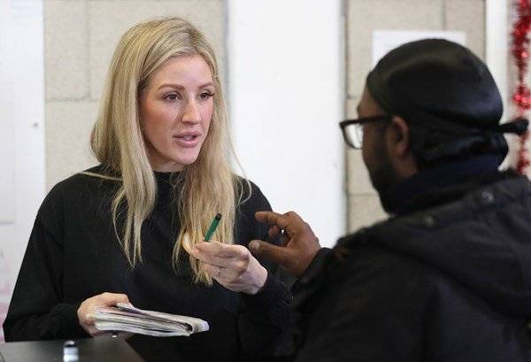 Ellie Goulding - Ellie Goulding helps provide phones for homeless people - breakingnews.ie