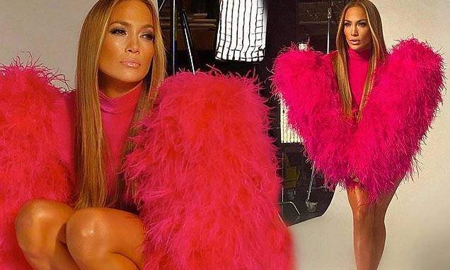 Jennifer Lopez - Alex Rodriguez - Jennifer Lopez tries to cheer up her followers by sharing three very glam flashback photos - dailymail.co.uk - county Miami