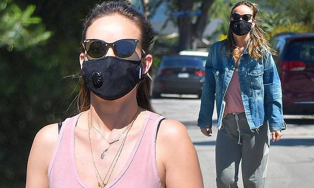Olivia Wilde - Olivia Wilde protects herself from COVID-19 with a N99 mask during a self-isolation break around LA - dailymail.co.uk - Los Angeles - city Santa Monica