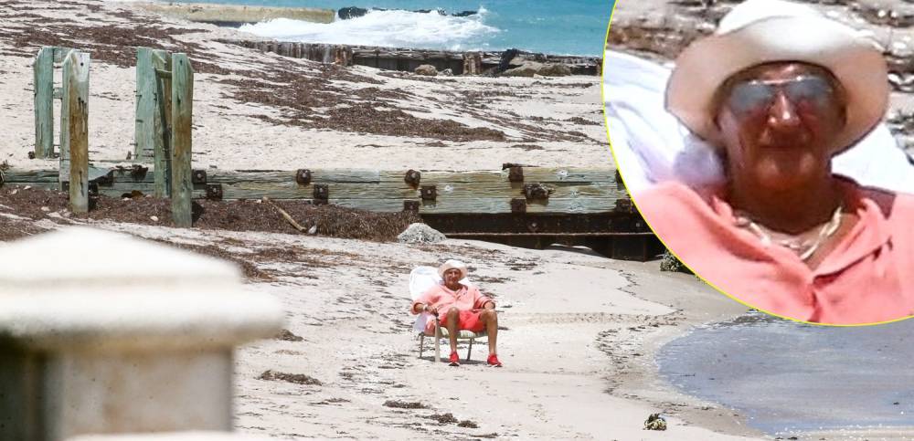 Rod Stewart - Rod Stewart Sits On a Beach All By Himself in Florida (Photos) - justjared.com - state Florida - county Palm Beach - city West Palm Beach, state Florida