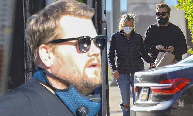 James Corden - JJames Corden and his wife Julia Carey wear masks while picking up food amid LA's COVID-19 lockdown - dailymail.co.uk - Los Angeles - city Los Angeles - city Santa Monica