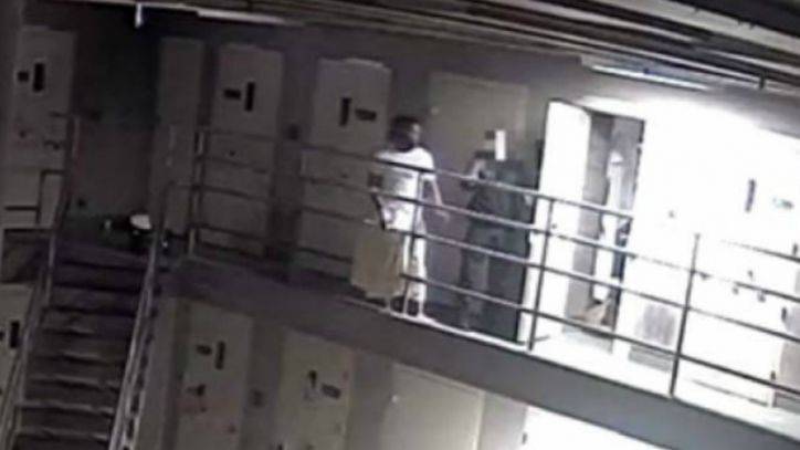VIDEO: Chicago jail detainee attacks guard, steals keys, releases others in maximum security block - fox29.com - city Chicago - county Cook