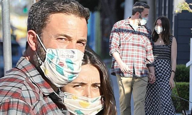 Ana De-Armas - Ben De-Armas - Ben Affleck and quarantine partner Ana de Armas don matching face masks for Venice stroll - dailymail.co.uk - Britain - Cuba
