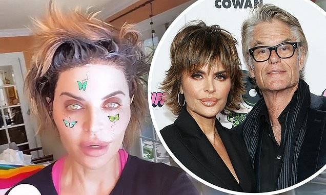 Lisa Rinna - Harry Hamlin - Lisa Rinna shows off her dye job as she FINALLY touches up her quarantine roots - dailymail.co.uk