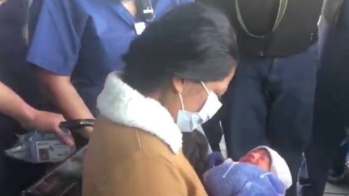 Jake Tapper - Watch a Woman Meet Her Newborn Son for the First Time After Being on a Ventilator for 11 Days Due to Coronavirus - glamour.com - state New York - county Island - county Long