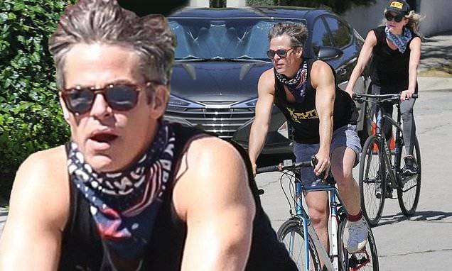Annabelle Wallis - Chris Pine - Chris Pine shows off his toned arms on bike ride with girlfriend Annabelle Wallis - dailymail.co.uk - Los Angeles - city Los Angeles