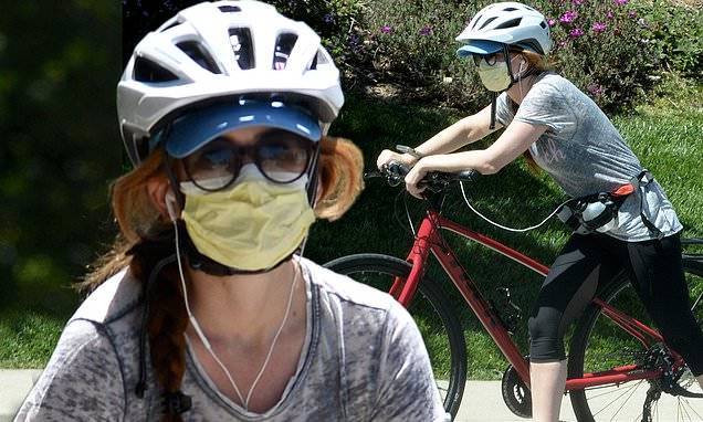 Isla Fisher puts pedal to metal as she enjoys cruise on her bike during the COVID-19 lockdown in LA - dailymail.co.uk - Los Angeles - state California - city Los Angeles