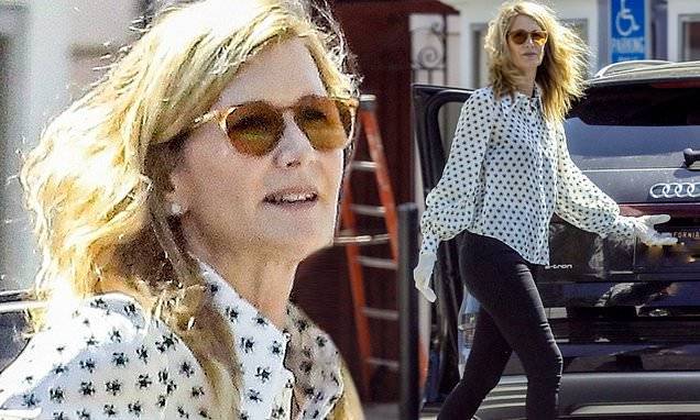 Laura Dern - Laura Dern wears latex gloves and Gucci shoes to pick up food in Brentwood amid coronavirus - dailymail.co.uk