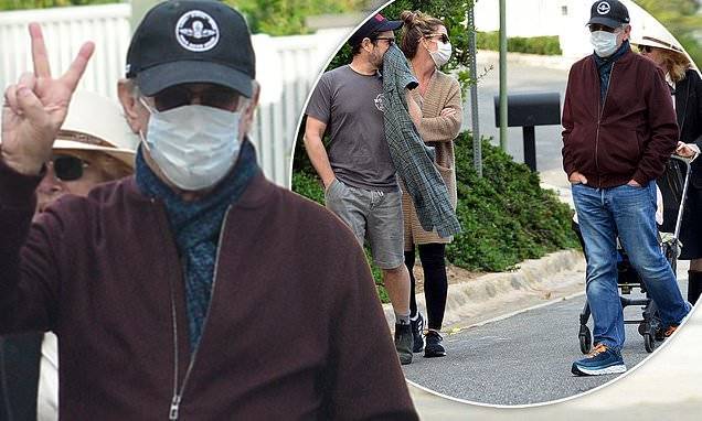 Steven Spielberg - Kate Capshaw - Directors Steven Spielberg and J.J. Abrams break COVID-19 quarantine for LA stroll with their wives - dailymail.co.uk