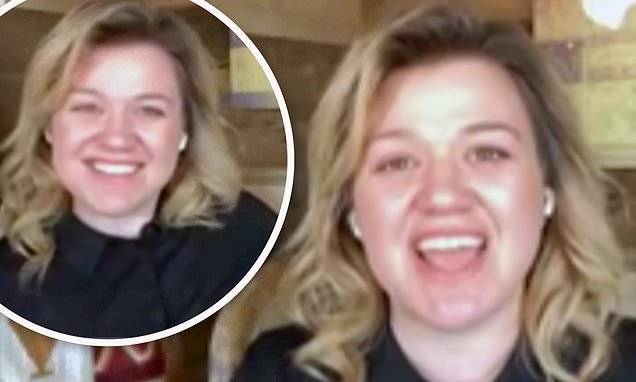 Kelly Clarkson - Brandon Blackstock - Kelly Clarkson 'drinks a bit of wine' to get through tutoring her kids, cooking, cleaning - dailymail.co.uk